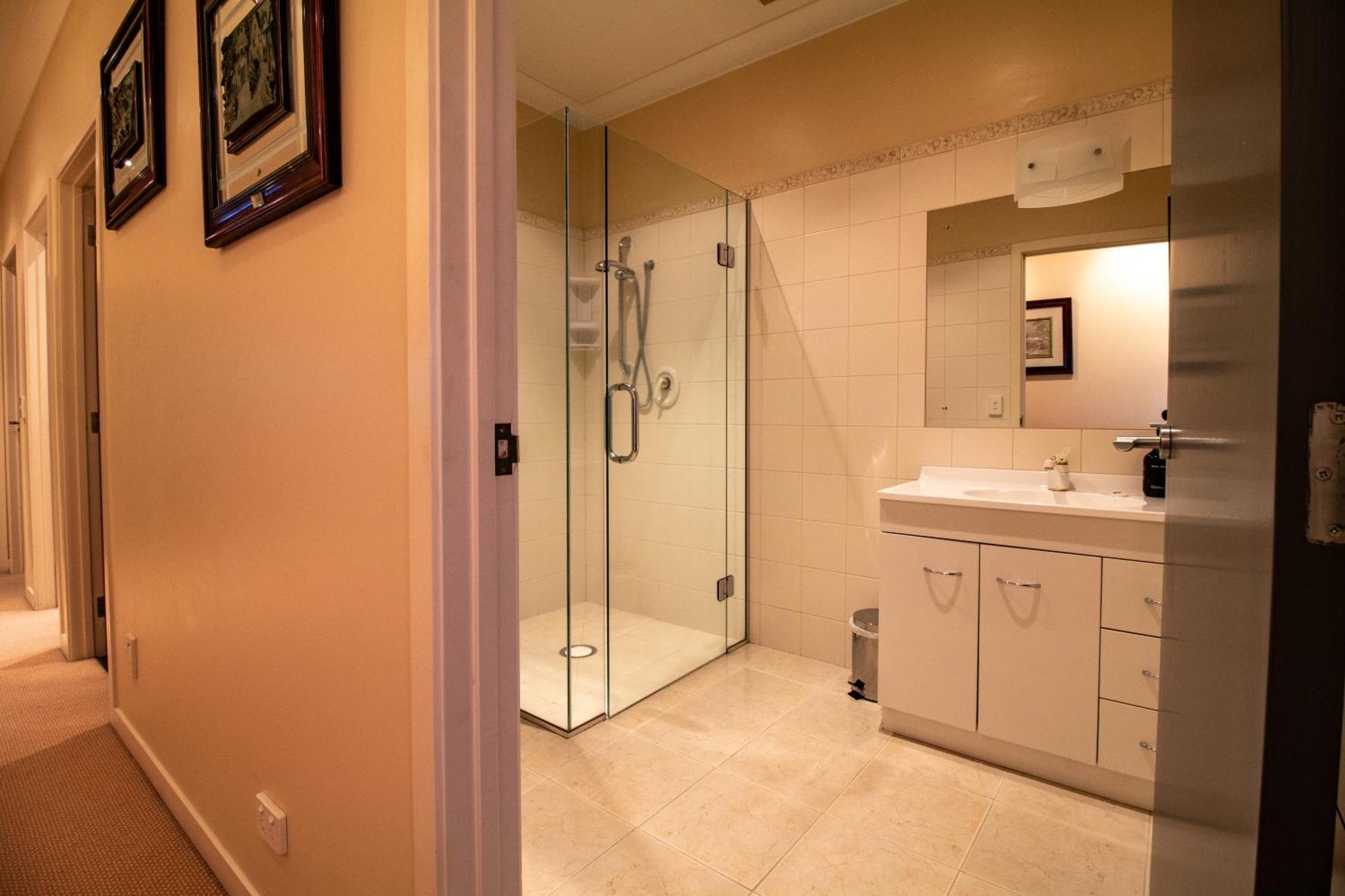 Large Luxury Apartment Located Right In Town Taupo Exteriér fotografie